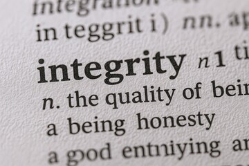 Obraz premium Close-up of printed dictionary page highlighting the word integrity with definition.