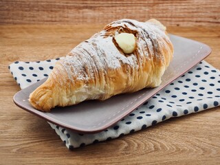 바삭하고 달콤한 크림 크루아상