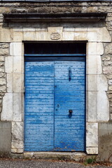 porta azzurra con vecchie mura in pietra 