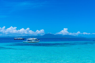 Obraz premium Palawan Vacation Beach Scene with Blue Skies White Clouds and Azure Sea