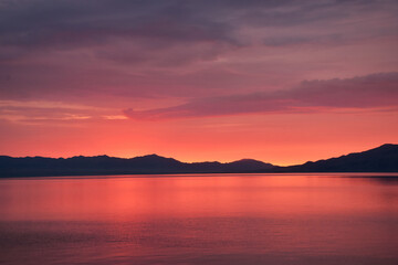 Obraz premium Sunrise Over Sailimu Lake With Morning Glow In Xinjiang Photography