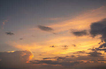 Obraz premium Breathtaking Colorful Sunset Clouds Over a Tranquil Evening Sky