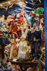 Souvenirs in the vetrina. Kepamic figurines of dolls, cats, decorative toys