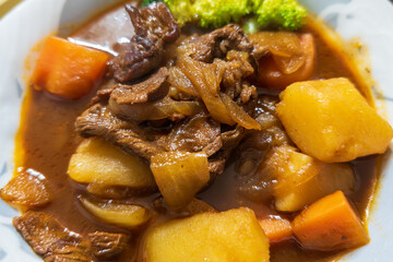 柔らかく煮込まれたビーフシチューのクローズアップ