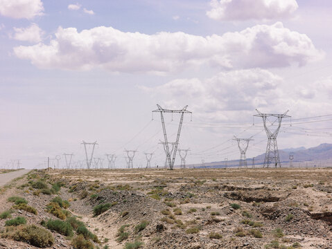 The high-voltage transmission tower, the power artery in the Gobi wilderness