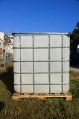 IBC Container dient als Wasserspeicher zum Blumen gießen