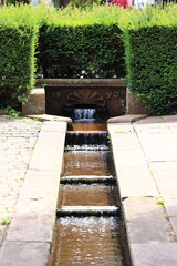 Brunnen mit Wasserlauf in Bad Herrenalb im Schwarzwald