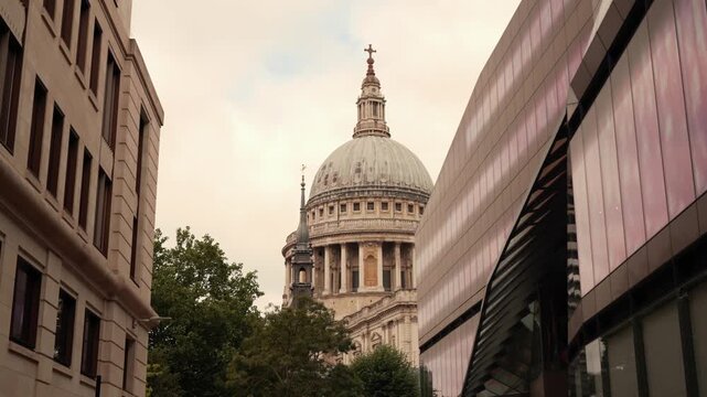 St. Paul&rsquo;s Cathedral seen between sleek modern buildings. A visual contrast of historic and contemporary London architecture.
