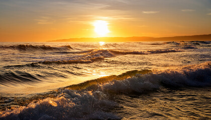 Obraz premium serene ocean waves at sunset with golden reflections
