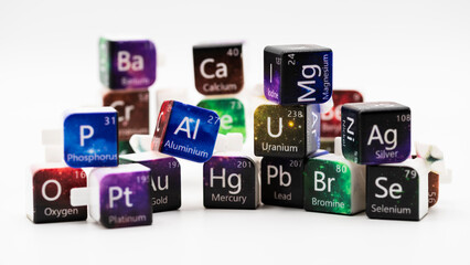 Pequeños dados con los nombres de los elementos de la tabla periódica de química
