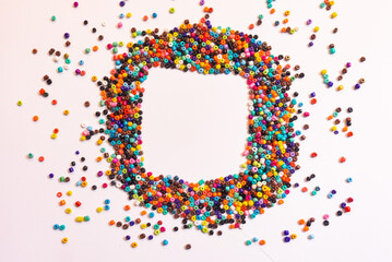 Mullos dispersos formando un marco cuadrado sobre fondo blanco