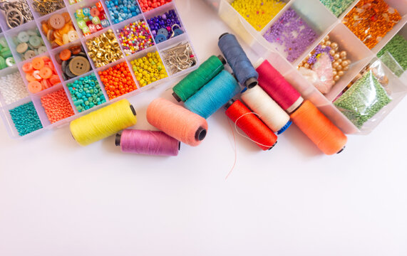 Materiales de costura y manualidades sobre fondo blanco