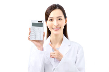 電卓を持って説明する白衣の女性　医師　女医
