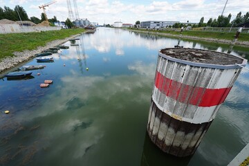 Industriehafen mit Spiegelungen im Wasser