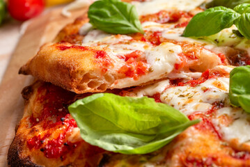 Pinsa romana con pomodoro, mozzarella e basilico 