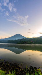 Obraz premium Sunrise Mountain Lake Reflection: Scenic Landscape Photography