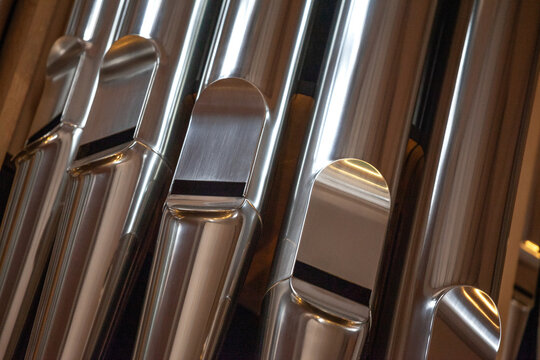 Glänzende Metallpfeifen einer Orgel im Detail