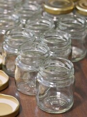 Viele Marmeladengläser zum Einmachen in der Küche