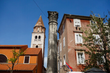 Obraz premium Zadar, Croatia - 04.22.2025: ancient Roman marble column at city old town