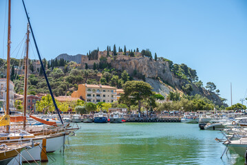 Le port de la ville de Cassis dans le sud de la France proche de Marseille, pendant l'été