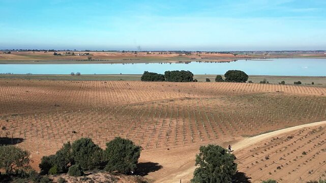 PASEO EN BICICLETA POR EL CAMPO, CERCA DE UN LAGO