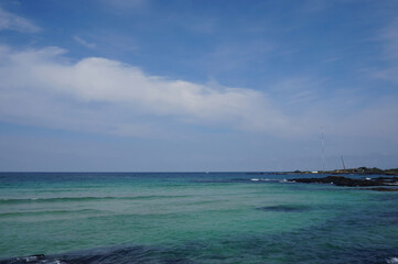 Obraz premium Serene Beach and Turquoise Sea in Jeju Island, South Korea