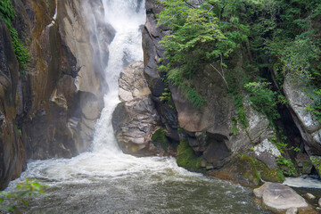 滝のある昇仙峡の風景 © Finaboch