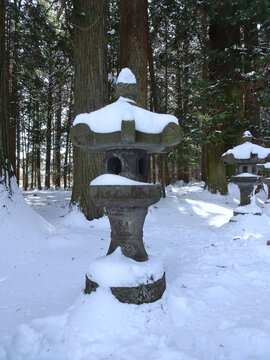 雪が積もった石の灯籠