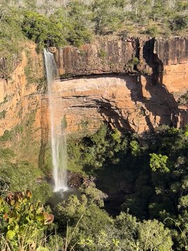 Paisagem de cachoeira lind&iacute;ssima localizada na chapada dos Guimar&atilde;es chamada de v&eacute;u de noiva