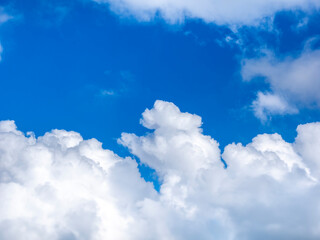 夏の空。夏雲。積乱雲。青空。鮮やかな青空。もくもくとした雲。