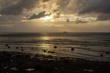夏の奄美大島の夜明け頃の空と海の風景。