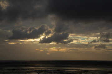 夏の奄美大島の夜明け頃の空と海の風景。