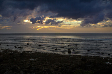 夏の奄美大島の夜明け頃の空と海の風景。