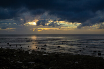 夏の奄美大島の夜明け頃の空と海の風景。