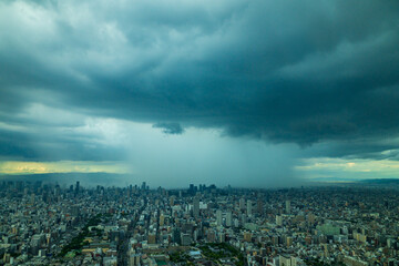 大阪に出現した巨大な雨柱