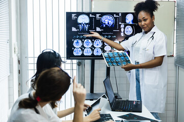 medical students studying brain disease diagnosis through learning from X-ray film