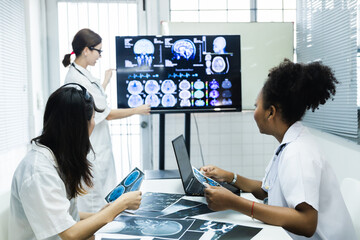 medical students studying brain disease diagnosis through learning from X-ray film