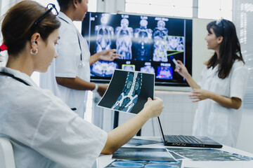 medical students studying brain disease diagnosis through learning from X-ray film