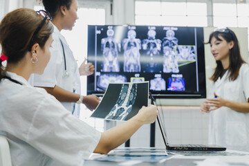 medical students studying brain disease diagnosis through learning from X-ray film