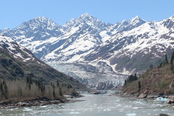 Obraz premium Alaskan glacier valley with snow-capped mountains