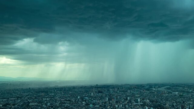 大阪に出現した巨大な雨柱のタイムラプス動画