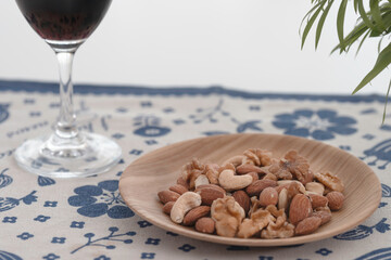 ミックスナッツとグラスに注いだ赤ワイン