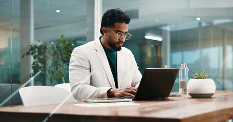 Obraz premium Businessman, laptop and typing for planning, feedback and schedule in office. Employee, HR manager and person with computer, thinking and project management for research proposal or report review