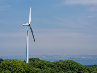 海を臨む丘の上の風力発電風車
