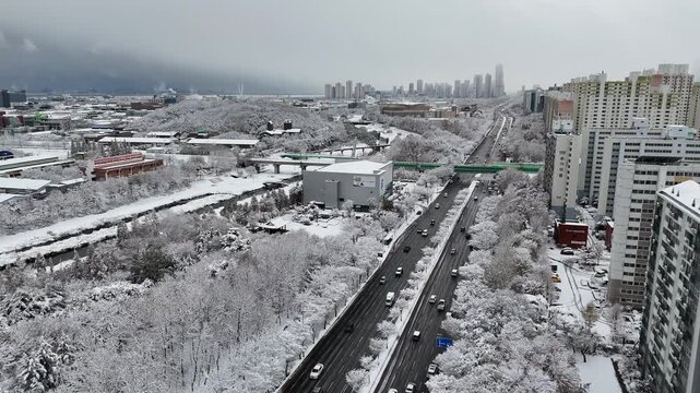 인천광역시 연수구 연수동 원인재 인근의 눈쌓인 아파트 풍경 