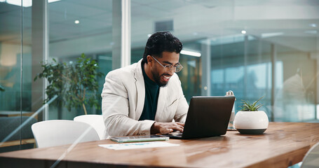 Obraz premium Businessman, laptop and typing with smile for finance review, problem solving and stats report at night. Person, accountant and click computer with overtime, feedback and analysis results at office