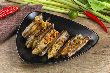 Steamed razor mollusk with lemongrass