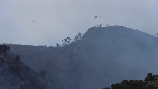Tr&aacute;fico a&eacute;reo contra incendios sobre el parque natural Font Roja en Ibi durante el incendio de julio 2025, Espa&ntilde;a