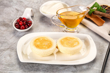 Roasted cheesecakes - Syrniki with honey