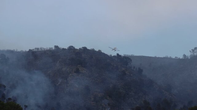 Hidroav&iacute;on no reconocible desaparece tras la colina en el incendio forestal de Ibi en julio 2025, Espa&ntilde;a